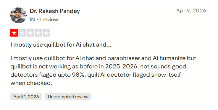 Negative Trustpilot review saying QuillBot missed AI chat and paraphrased content
