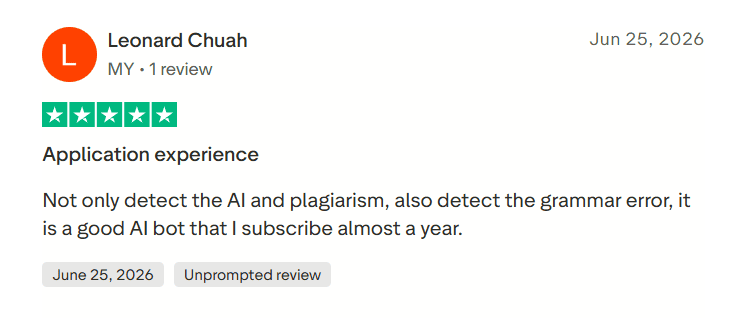 Trustpilot review praising QuillBot AI detection and paraphrasing